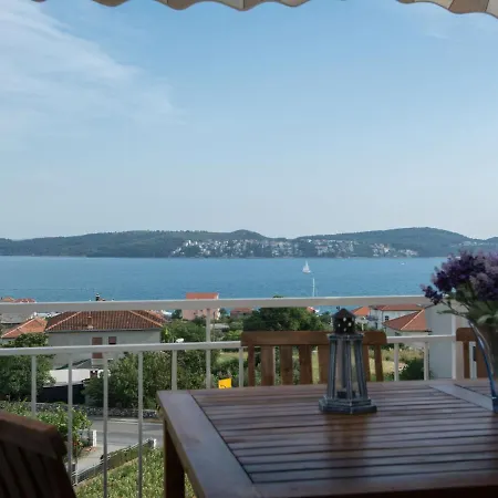 In Seget Donji With Terrace Apartamento Trogir