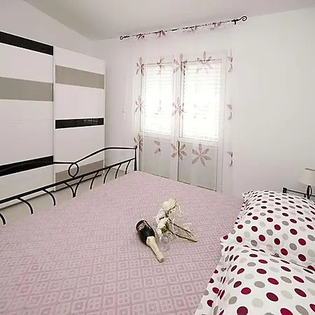 In Seget Donji With Terrace Apartamento