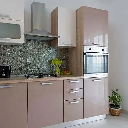 In Seget Donji With Terrace Apartamento Trogir