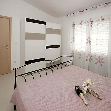 In Seget Donji With Terrace Apartamento Trogir