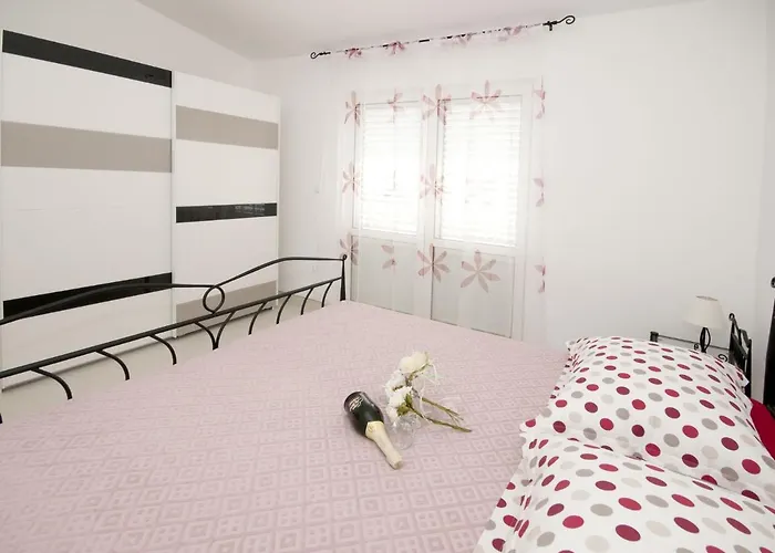 Appartement In Seget Donji With Terrace
